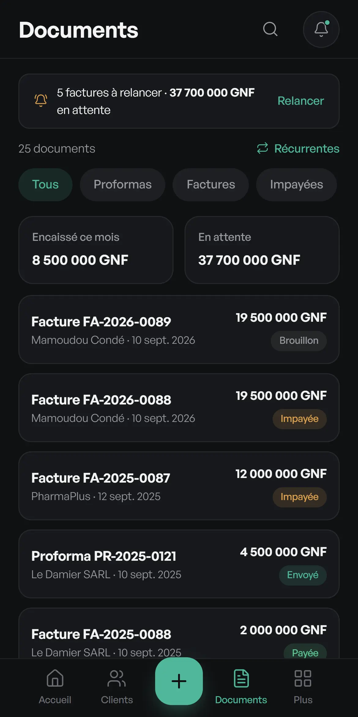 Invoysse sur téléphone : liste des documents avec client, montant en francs guinéens et statut.